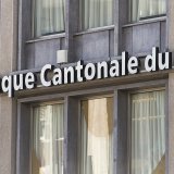 La Banque cantonale du Valais (ici le siège à Sion) est soupçonnée de violation des prescriptions concernant la publicité événementielle, des "faits susceptibles d'avoir une influence sur les cours" (archives).